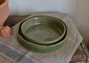 This is a large pet bowl perfect for a medium to large-sized dog or other pet friend. Lara Gillett at Quittner.