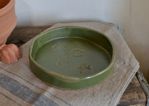 This is a large pet bowl perfect for a medium to large-sized dog or other pet friend. Lara Gillett at Quittner.